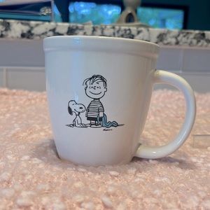 Charlie Brown, Snoopy, Linus. Peanuts Hallmark Coffee Cup 8 oz mug.